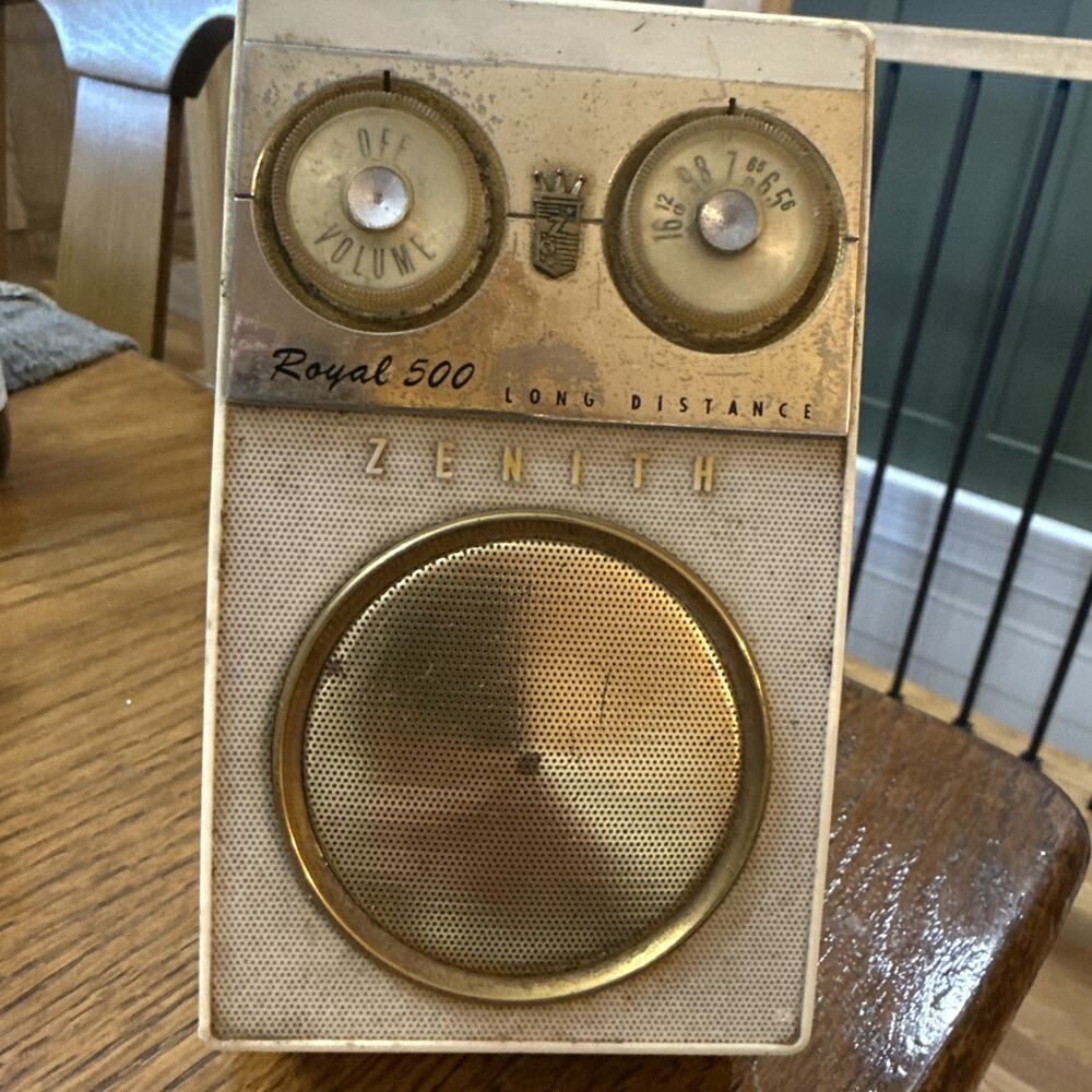 Zenith Royal 500 Long Distance Transistor Radio White/Red w/ Stand Untested